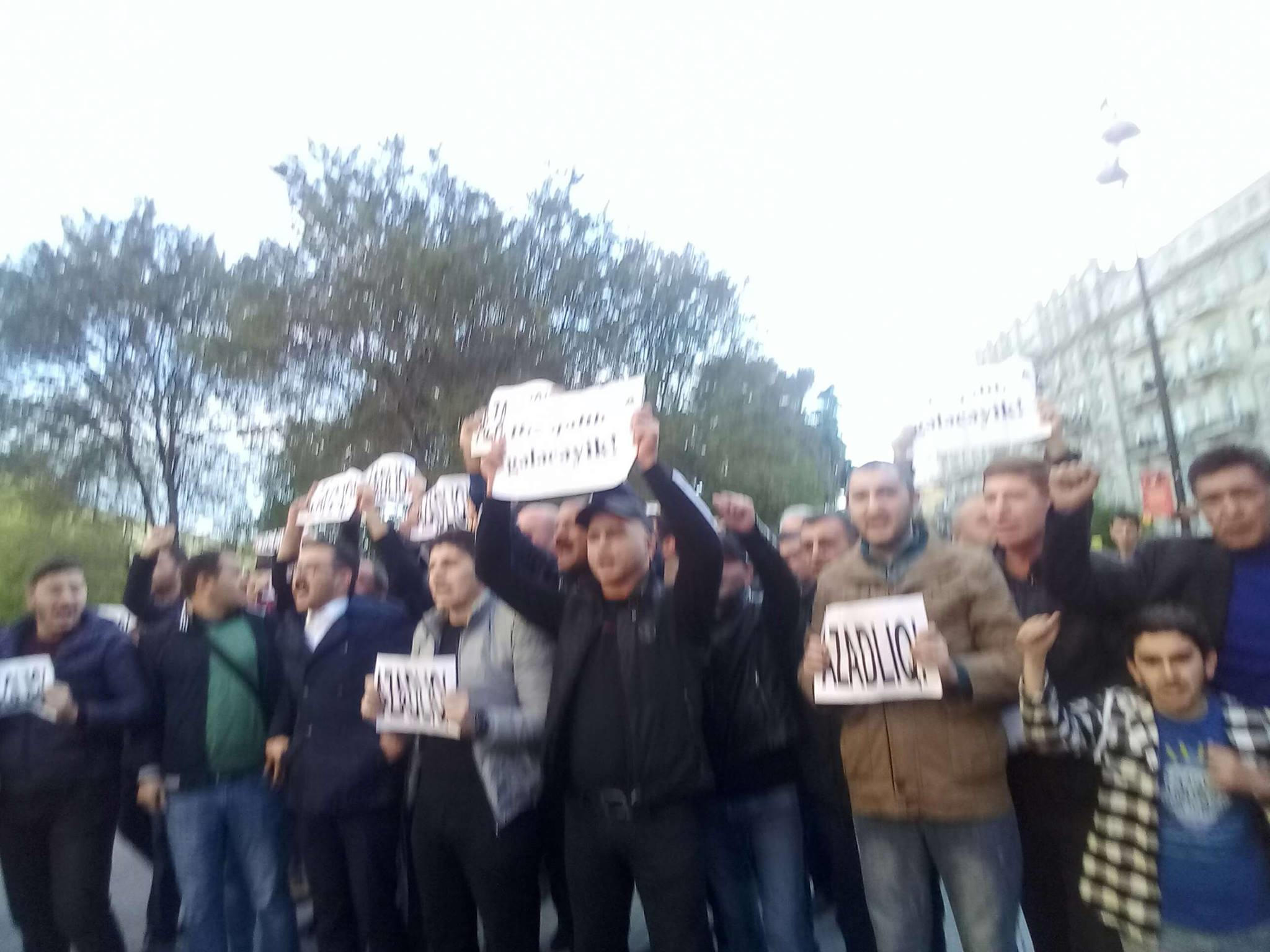 Müsavat Partiyasının üzvləri piket keçirdi FOTOLAR